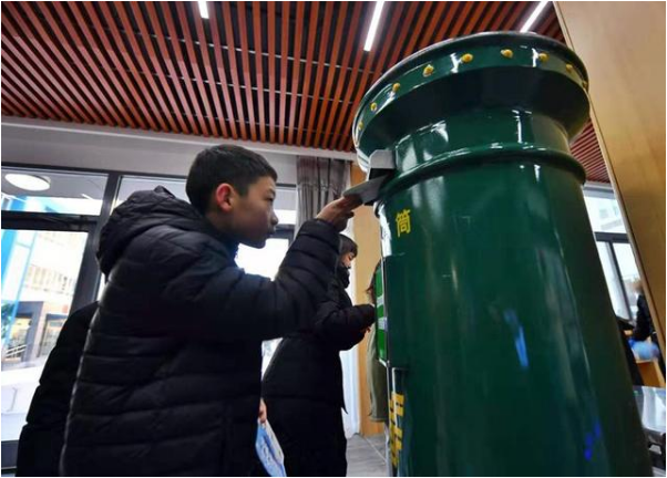 VR滑雪、旱地冰壶 北京小学万年花城分校“冰雪贺岁”