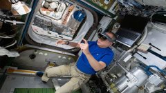 宇航员正在应用增强现实功能帮助维修国际空间站