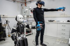 意大利理工学院展示人形机器人，可通过VR头显远程操控和感知交互
