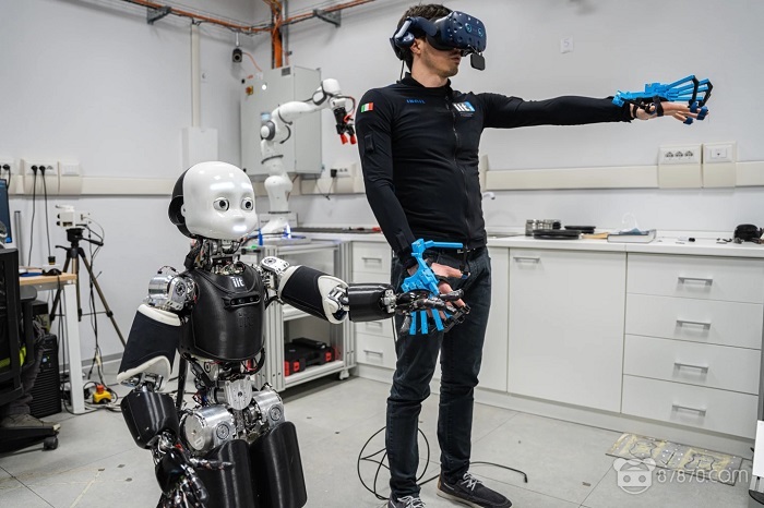 意大利理工学院展示iCub 3人形机器人，可通过VR头显远程操控和感知交互